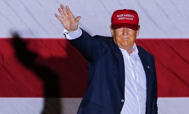 epa05330603 (FILE) A file picture dated 13 March 2016 shows US Republican presidential candidate Donald Trump waving during a campaign rally in Boca Raton, Florida, USA. EPA/ERIK S. LESSER (zu: "Vorwahlen gewonnen, Partei zerstört? Donald Trump, Sieger und Spalter" vom 07.06.2016) +++(c) dpa - Bildfunk+++