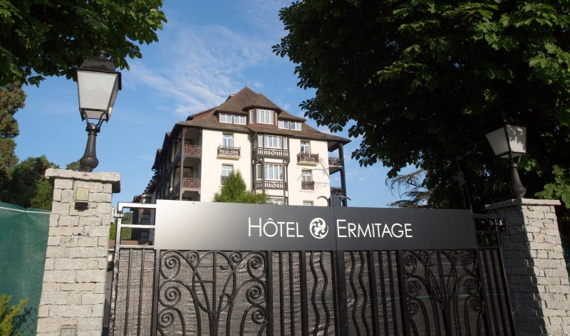 Der Eingang des Vier-Sterne-Hotels «Ermitage» am 07.06.2016 in Évian-les-Bains (Frankreich). Am Nachmittag wird die deutsche Fußball-Nationalmannschaft in ihrem am Genfer See gelegenen EM-Quartier eintreffen und im nahe gelegenen Stade Camille Fournier eine öffentliche Trainingseinheit absolvieren. Foto: Christian Charisius/dpa +++(c) dpa - Bildfunk+++