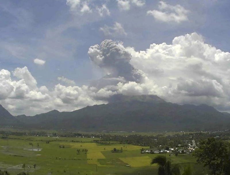 epaselect epa05354265 A video grab from a CCTV footage dated and released on 10 June 2016 by Philippine Institute of Volcanology and Seismology (PHIVOLCS) shows the Bulusan volcano spewing ash into the sky in the town of Irosin, Sorsogon province, Philippines. The Philippine volcano Bulusan, one of the busiest in the country, on June 10 entered erupted and threw a column of ash 2,000 meters high, reported the PHIVOLCS. According to the government agency, 113 tremors were recorded around Bulusan in 24 hours and then the volcano expelled ashes for 5 minutes from 11.35 local time (03.35 GMT). EPA/PHIVOLCS -- BEST QUALITY AVAILABLE -- HANDOUT EDITORIAL USE ONLY/NO SALES +++(c) dpa - Bildfunk+++