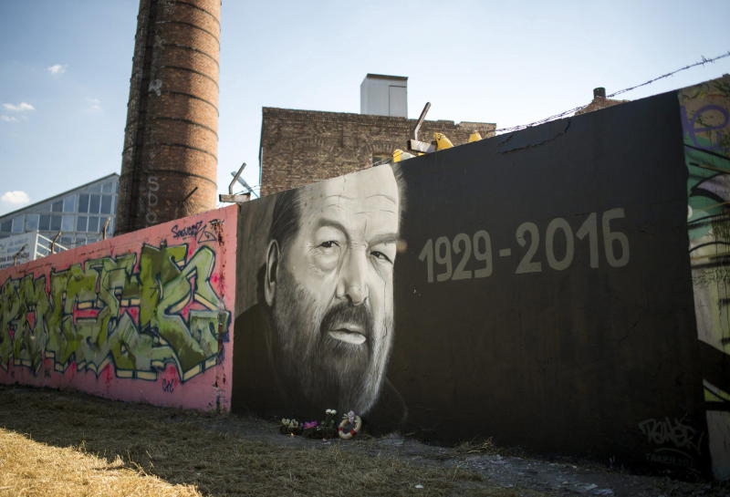 A graffiti depicting a portrait of late Italian actor Carlo Pedersoli, better known by his screen name Bud Spencer, in a street in Budapest, Hungary, 29 June 2016. Bud Spencer died in Rome on 27 June at the age of 86. dpa - Bildfunk
