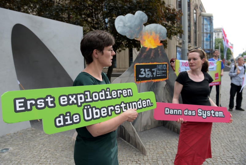 ARCHIV - Wenige Demonstranten nehmen am 12.05.2016 in Berlin an der Aktion «Überstundenberg» der Gewerkschaft Verdi zum Tag der Pflegenden teil. In Deutschland haben Arbeitnehmer nach Schätzungen der Bundesagentur für Arbeit im vergangenen Jahr insgesamt fast eine Milliarde unbezahlter Überstunden geleistet. Foto: Rainer Jensen/dpa +++(c) dpa - Bildfunk+++