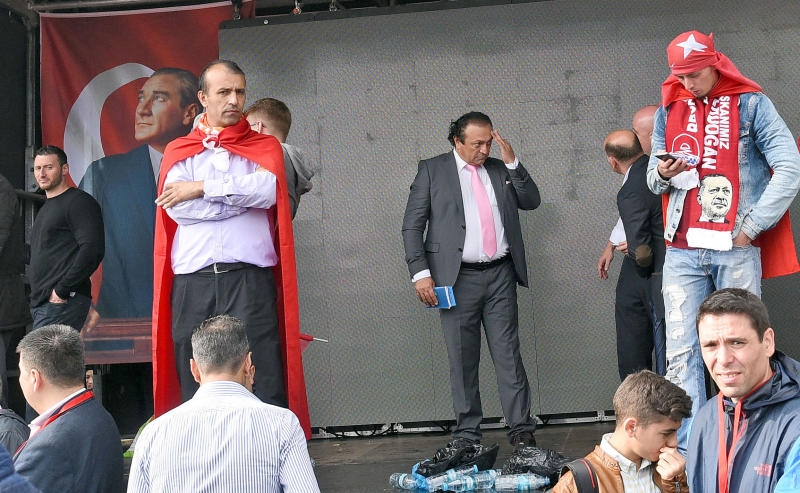 <p>dpatopbilder - Polizisten lösen am 31.07.2016 am Hauptbahnhof in Köln (Nordrhein-Westfalen) die Veranstaltung von Pro NRW auf, nachdem die Demonstranten von Pro NRW das Gelände nicht freiwillig räumten, und tragen einen Demonstranten weg. Foto: Guido Kirchner/dpa (zu dpa «Polizei löst Demo von Rechtsextremen in Köln auf» vom 31.07.2016) +++(c) dpa - Bildfunk+++</p>