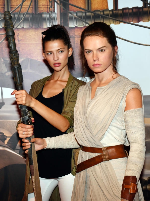 Bei der Enthüllung der Wachsfigur der Star Wars-Heldin Rey posiert das Model Fata Hasanovic (l) am 25.08.2016 in Berlin im Madame Tussauds mit der ausgestellten Figur. Die 200.000 Euro teure Rey-Wachsfigur wird in der originalgetreuen Filmkulisse der Jakku-Wüste präsentiert. Foto: Jens Kalaene/dpa +++(c) dpa - Bildfunk+++