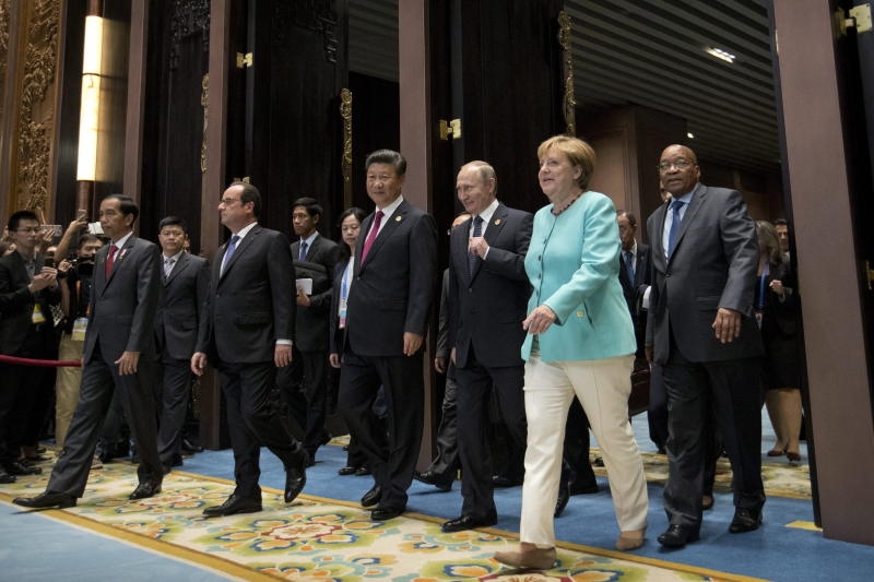 <p>French President Francois Hollande, Indonesian President Joko Widodo, Chinese President Xi Jinping, Russian President Vladimir Putin, and German Chancellor Angela Merkel arrive for the opening ceremony of the G20 Summit in Hangzhou, China, 04 September 2016. The G20 Summit is held in Hangzhou on 04 to 05 September. EPA/NICOLAS ASFOURI / POOL +++(c) dpa - Bildfunk+++</p>