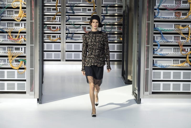 <p>epa05569828 Lotus F1 Team Development Driver Carmen Jorda of Spain arrives for the presentation of the Spring/Summer 2016/2017 collection by German designer Karl Lagerfeld for Chanel fashion house during the Paris Fashion Week, in Paris, France, 04 October 2016. The presentation of the Women's collections runs from 27 September to 05 October. EPA/CAROLINE BLUMBERG +++(c) dpa - Bildfunk+++</p>