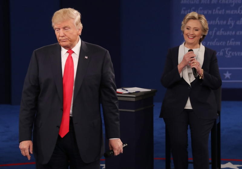 <p>epaselect epa05579101 Democrat Hillary Clinton (R) and Republican Donald Trump (L) during the second Presidential Debate at Washington University in St. Louis, Missouri, USA, 09 October 2016. The third and final debate will be held 19 October in Nevada. EPA/JIM LO SCALZO +++(c) dpa - Bildfunk+++</p>