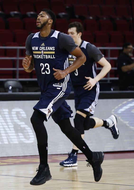 <p>epa05580496 New Orleans Pelicans forward Anthony Davis (R) runs during a team practice at the LeSports Center in Beijing, China, 11 October 2016. The New Orleans Pelicans will play a pre-season game against the Houston Rockets in Beijing on 12 October. EPA/ROLEX DELA PENA +++(c) dpa - Bildfunk+++</p>