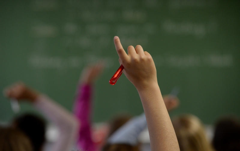 <p>Eine Schülerin meldet sich am 20.05.2015 in einem Klassenzimmer im Theodor-Heuss-Gymnasium in Esslingen (Baden-Württemberg) während des Englischunterrichts der Klasse 5e</p>