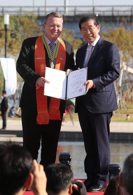 <p>epa05600490 Visiting Danish Prime Minister Lars Lokke Rasmussen (L) poses with Mayor of Seoul Park Won-soon (R) after receiving a certificate of honorary Seoul citizenship at a ceremony to unveil a bronze statue of The Little Mermaid set up at a park along the Han River in Seoul, South Korea, 24 October 2016. The copy of the iconic statue in Copenhagen was set up to symbolize friendship between the two cities. EPA/YONHAP SOUTH KOREA OUT +++(c) dpa - Bildfunk+++</p>