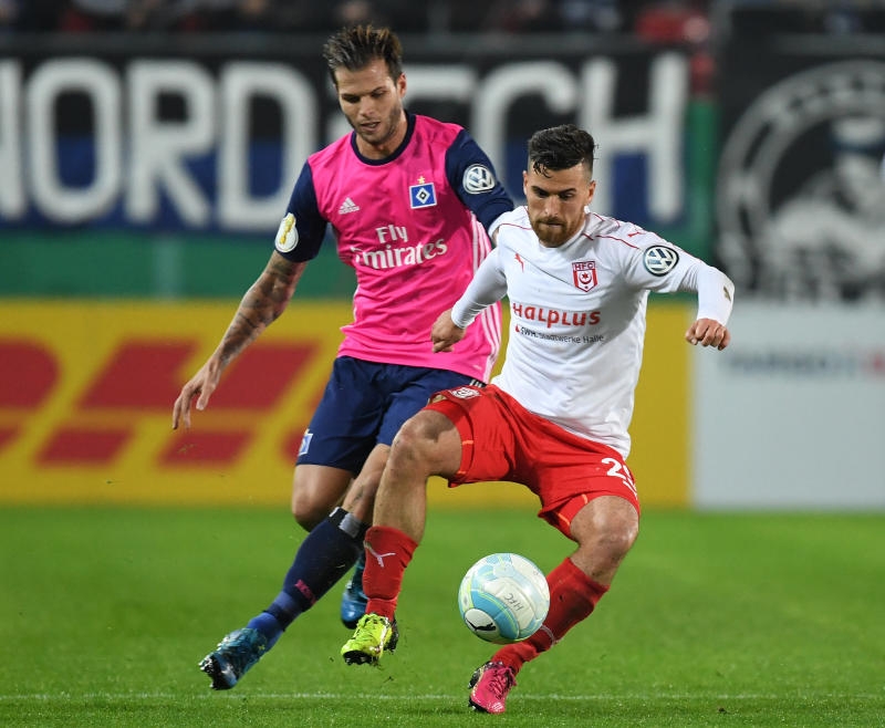 <p>Fußball: DFB-Pokal, Hallescher FC - Hamburger SV, 2. Runde am 25.10.2016 im Erdgas Sportpark in Halle (Saale) (Sachsen-Anhalt). Hamburgs Luca Waldschmidt hat soeben zum 4:0 getroffen. Foto: Hendrik Schmidt/dpa (Wichtiger Hinweis: Der DFB untersagt die Verwendung von Sequenzbildern im Internet und in Online-Medien während des Spiels (einschließlich Halbzeit). Sperrfrist! Der DFB erlaubt die Publikation und Weiterverwertung der Bilder auf mobilfunkfähigen Endgeräten (insbesondere MMS) und über DVB-H und DMB erst nach Spielende.) +++(c) dpa - Bildfunk+++</p>