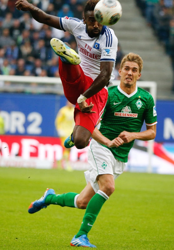 <p>Beim Bundesliga-Spiel Hamburger SV - Werder Bremen am 21.09.2013 in der Imtech-Arena in Hamburg kämpfen Johan Djourou (l) und der ehemalige Bremer Nils Petersen um den Ball.</p>
