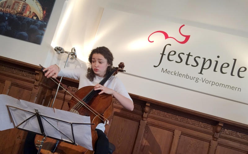 <p>Die russische Cellistin Anastasia Kobekina</p>