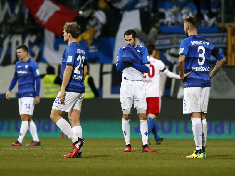 <p>Fußball: Bundesliga, Darmstadt 98 - Hamburger SV, 13. Spieltag am 04.12.2016 in Jonathan-Heimes-Stadion am Böllenfalltor, Darmstadt (Hessen). Spieler von Hamburg jubeln nach dem Spiel vor den Fans. (Wichtiger Hinweis: Aufgrund der Akkreditierungsbestimmungen der DFL ist die Publikation und Weiterverwertung im Internet und in Online-Medien während des Spiels auf insgesamt fünfzehn Bilder pro Spiel begrenzt.) Foto: Ronald Wittek/dpa +++(c) dpa - Bildfunk+++</p>