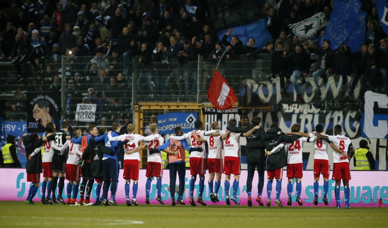 <p>Fußball: Bundesliga, Darmstadt 98 - Hamburger SV, 13. Spieltag am 04.12.2016 in Jonathan-Heimes-Stadion am Böllenfalltor, Darmstadt (Hessen). Spieler von Hamburg jubeln nach dem Spiel vor den Fans. (Wichtiger Hinweis: Aufgrund der Akkreditierungsbestimmungen der DFL ist die Publikation und Weiterverwertung im Internet und in Online-Medien während des Spiels auf insgesamt fünfzehn Bilder pro Spiel begrenzt.) Foto: Ronald Wittek/dpa +++(c) dpa - Bildfunk+++</p>
