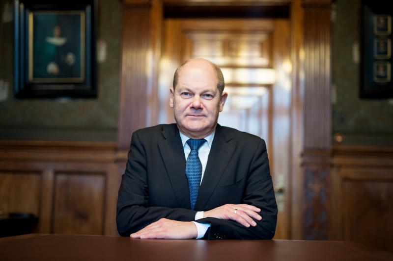 <p>ARCHIV - Hamburgs Erster Bürgermeister Olaf Scholz (SPD) spricht am 07.12.2016 während eines Interviews im Rathaus in Hamburg. (zu dpa «Endspiel in der SPD: Traut sich Gabriel?» vom 09.01.2016) Foto: Daniel Reinhardt/dpa +++(c) dpa - Bildfunk+++</p>
