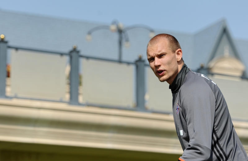 <p>Holger Badstuber vom Fußball-Bundesligisten FC Bayern München verlässt das Spielfeld nach einer Trainingseinheit am 10.01.2017 in Doha, Katar. Der FC Bayern bereitet sich bis zum 11.01.2017 im Winter-Trainingslager in Doha auf die Rückrunde vor. Foto: Andreas Gebert/dpa +++(c) dpa - Bildfunk+++</p>