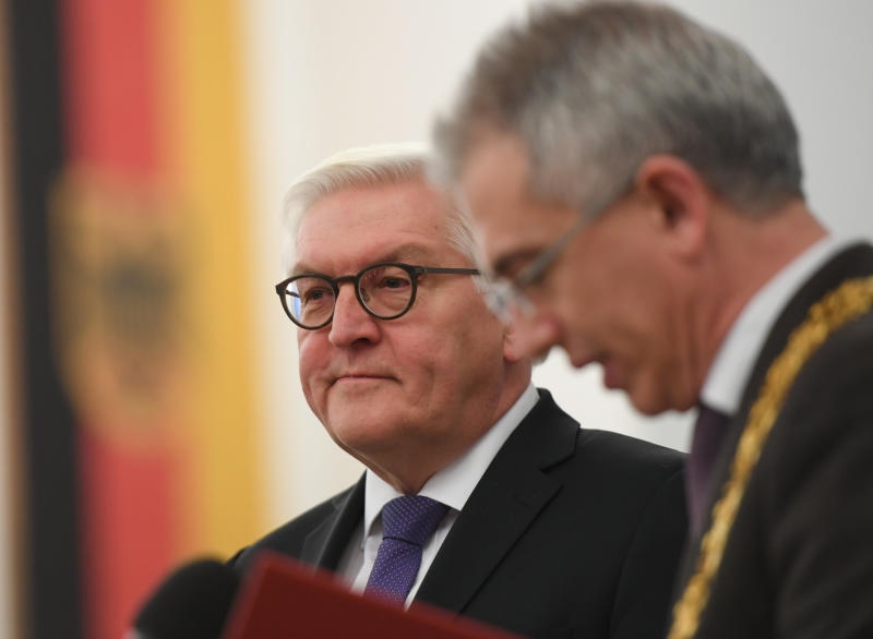 <p>Bundesaußenminister Frank-Walter Steinmeier (SPD, l) wird am 10.01.2017 in der Paulskirche in Frankfurt am Main (Hessen) von Frankfurts Oberbürgermeister Peter Feldmann (SPD) mit dem Ignatz-Bubis-Preis für Verständigung ausgezeichnet. Steinmeier erhält die mit 50 000 Euro verbundene Auszeichnung für seinen Einsatz für Menschenrechte und die internationale Völkerverständigung. (zu dpa "Außenminister Steinmeier nimmt Ignatz-Bubis-Preis entgegen" vom 10.01.2017) Foto: Arne Dedert/dpa +++(c) dpa - Bildfunk+++</p>
