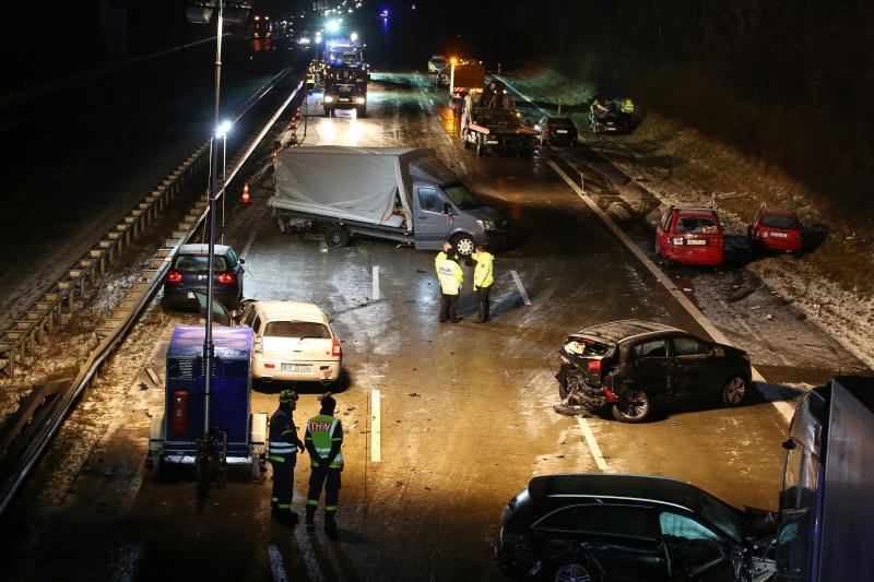 <p>Polizisten und beteiligte Unfallfahrzeuge stehen am 14.01.2017 auf der Autobahn A1 zwischen Bargteheide und Bad Oldesloe (Schleswig-Holstein). Bei einer Massenkarambolage auf der A1 zwischen Hamburg und Lübeck ist ein Mensch ums Leben gekommen. Mehrere weitere Menschen wurden verletzt, fünf davon schwer, wie ein Polizeisprecher sagte. Mindestens 26 Autos, sowie drei Sattelzüge und ein Kleinlastwagen seien aufeinander gefahren.</p>