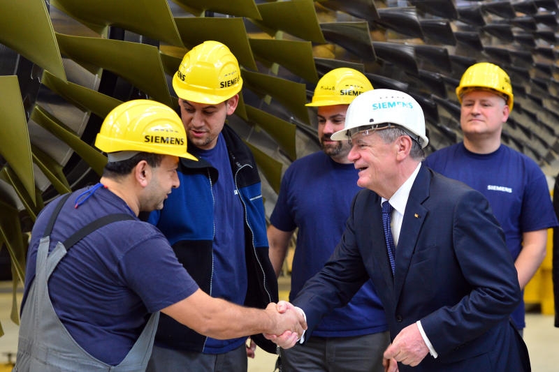 <p>Bundespräsident Joachim Gauck besucht am 02.03.2017 in Berlin das Siemens-Gasturbinenwerk und spricht mit Mitarbeitern. Foto: Maurizio Gambarini/dpa +++(c) dpa - Bildfunk+++</p>