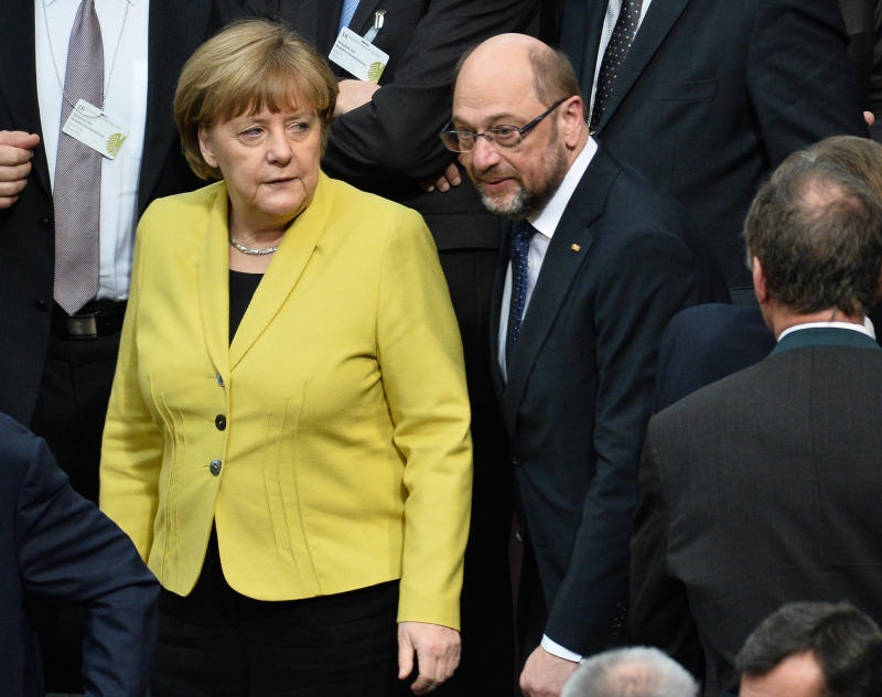 <p>ARCHIV - Bundeskanzlerin Angela Merkel (CDU) und SPD-Kanzlerkandidat Martin Schulz stehen am 12.02.2017 in Berlin im Plenarsaal im Reichstagsgebäude vor der Wahl des Bundespräsidenten zusammen. (zu dpa «Marathon zur Macht: Kann Merkel die Schulz-Welle brechen?» vom 20.03.2017) Foto: Gregor Fischer/dpa +++(c) dpa - Bildfunk+++</p>