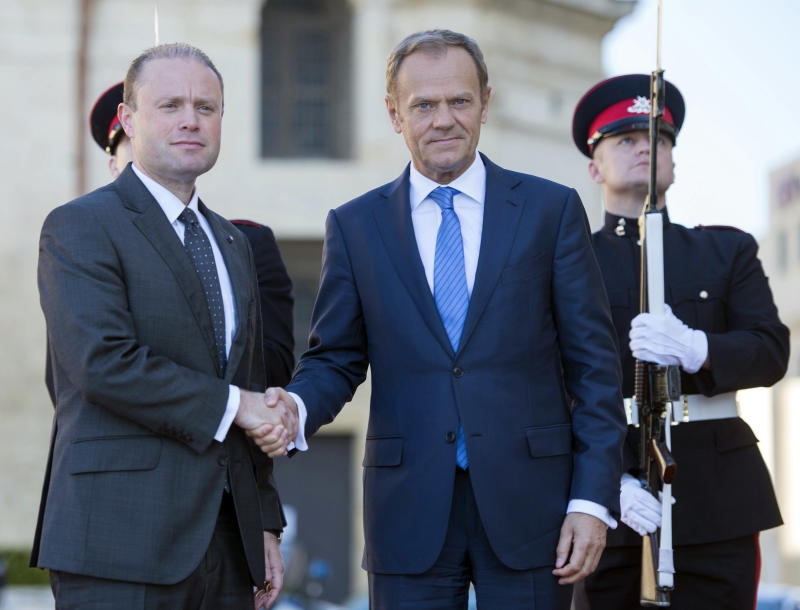 <p>Maltas Regierungschef Joseph Muscat (l) begrüßt am 31.03.2017 in Valletta (Malta) beim Empfang mit militärischen Ehren den EU-Ratspräsident Donald Tusk (r). EU-Ratspräsident Tusk hat einen Entwurf für die Leitlinien der 27 bleibenden EU-Länder für die Brexit-Verhandlungen angekündigt.</p>