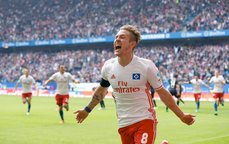 <p>Fußball: Bundesliga, Hamburger SV - 1. FC Köln, 26. Spieltag am 01.04.2017 im Volksparkstadion, Hamburg. Hamburgs Lewis Holtby feiert seinen Treffer zum 2:1. (Wichtiger Hinweis: Aufgrund der Akkreditierungsbestimmungen der DFL ist die Publikation und Weiterverwertung im Internet und in Online-Medien während des Spiels auf insgesamt fünfzehn Bilder pro Spiel begrenzt.) Foto: Christian Charisius/dpa +++(c) dpa - Bildfunk+++</p>