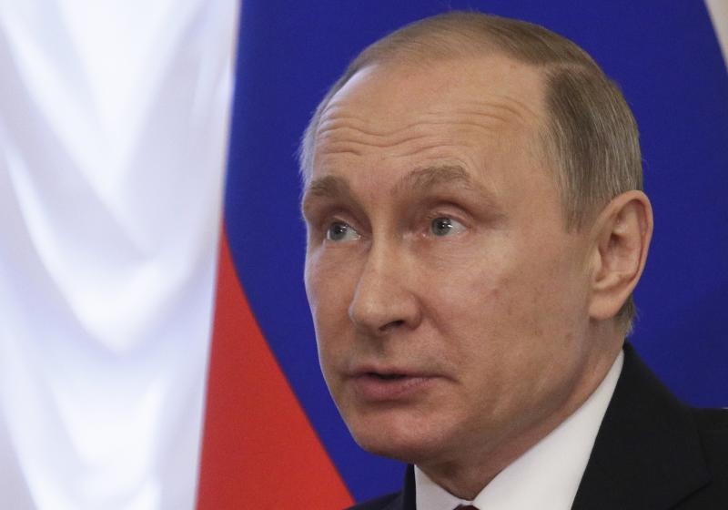 <p>Der russische Präsident Wladimir Putin hört dem weißrussischen Präsidenten Lukaschenko zu bei ihrem Treffen am 03.04.2017 in St. Petersburg (Russland). Bei einer Sprengstoffexplosion in der U-Bahn von St. Petersburg sind mindestens zehn Menschen getötet worden. Etwa 30 Menschen seien verletzt worden, berichteten russische Staatsmedien unter Berufung auf die Behörden. Putin hielt sich am Montag im Vorort Strelna in St. Petersburg auf. Foto: Dmitri Lovetsky/AP POOL/dpa +++(c) dpa - Bildfunk+++</p>