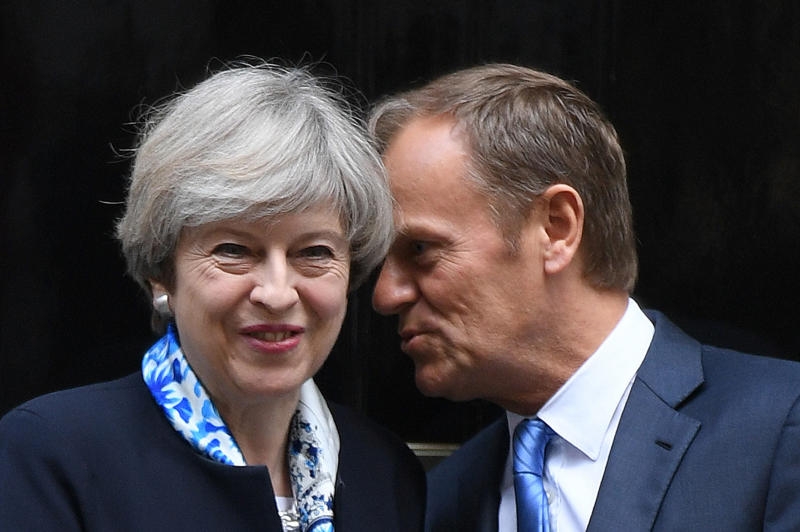 <p>Die britische Premierministerin Theresa May trifft am 06.04.2017 in der 10 Downing Street in London (Großbritannien) den EU-Ratspräsidenten Donald Tusk.</p>