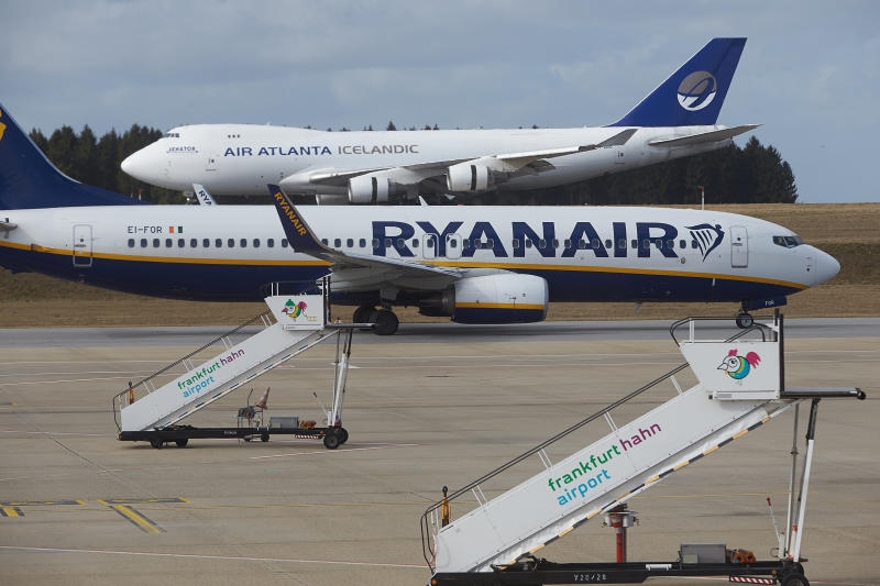 <p>ARCHIV - Eine Boeing 737 der Ryanair und eine Boeing 747 von Air Antlanta Icelandic stehen am 02.03.2017 auf dem Vorfeld des Flughafens Hahn in Hahn (Rheinland-Pfalz). (zu dpa «Rechnungshof überreicht Gutachten zum gescheiterten ersten Verkaufsversuch des Flughafens Hahn» vom 20.04.2017)</p>