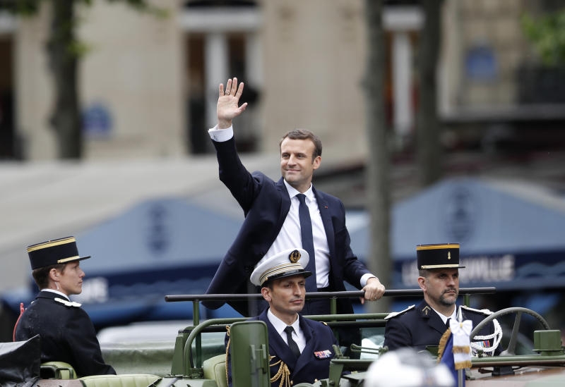 <p>Der neue französische Präsident Emmanuel Macron (M) wird am </p>