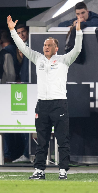 <p>Fußball: Bundesliga - Relegation, VfL Wolfsburg - Eintracht Braunschweig am 25.05.2017 in der Volkswagen-Arena in Wolfsburg (Niedersachsen). Braunschweigs Trainer Torsten Lieberknecht gestikuliert. (Wichtiger Hinweis: Aufgrund der Akkreditierungsbestimmungen der DFL ist die Publikation und Weiterverwertung im Internet und in Online-Medien während des Spiels auf insgesamt fünfzehn Bilder pro Spiel begrenzt.) Foto: Julian Stratenschulte/dpa +++(c) dpa - Bildfunk+++</p>