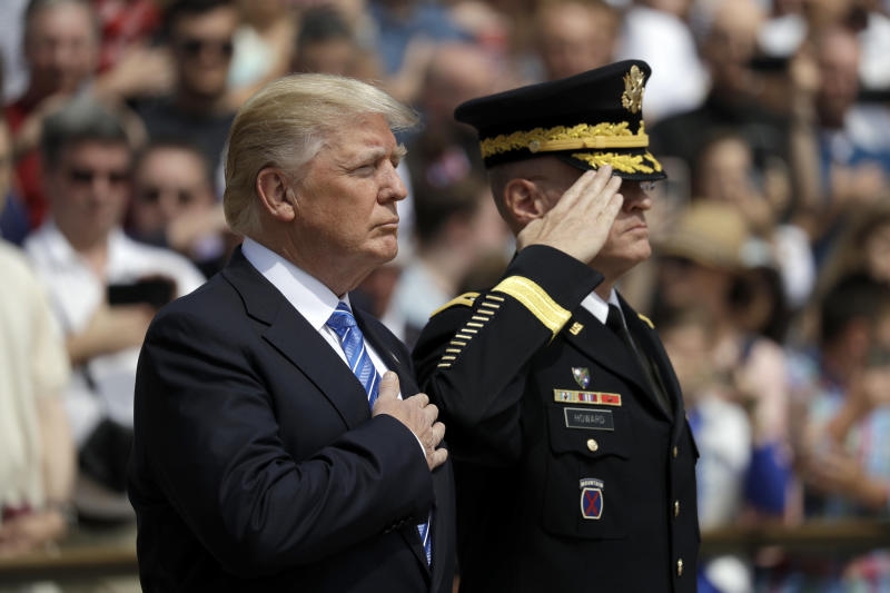 <p>US-Präsident Donald Trump nimmt am 29.05.2017 auf dem Nationalfriedhof in Arlington (USA) an einer Kranzniederlegung zum Memorial Day teil. Der Memorial Day ist ein Feiertag, der zu Ehren der im Krieg Gefallenen begangen wird.</p>