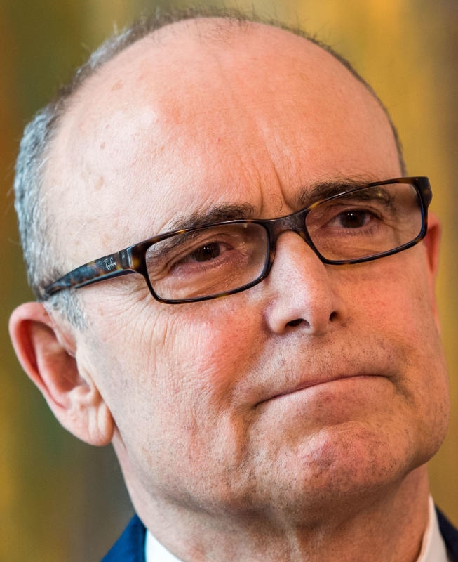 <p>Der Ministerpräsident von Mecklenburg-Vorpommern, Erwin Sellering (SPD), gibt am 30.05.2017 in der Staatskanzlei in Schwerin (Mecklenburg-Vorpommern) eine persönliche Erklärung zu seinem überraschenden Rücktritt ab. Sellering nannte in einer Mitteilung eine völlig überraschend festgestellte Lymphdrüsen-Krebserkrankung als Grund für seinen konsequenten Rückzug aus der Politik. Foto: Jens Büttner/dpa-Zentralbild/dpa +++(c) dpa - Bildfunk+++</p>