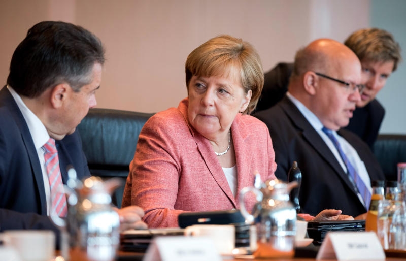 <p>Bundeskanzlerin Angela Merkel (M, CDU) sitzt zwischen der Städtetagspräsidentin Eva Lohse (l, CDU) und dem Vizepräsident des Deutschen Städtetags und Nürnberger Oberbürgermeister Ulrich Maly</p>