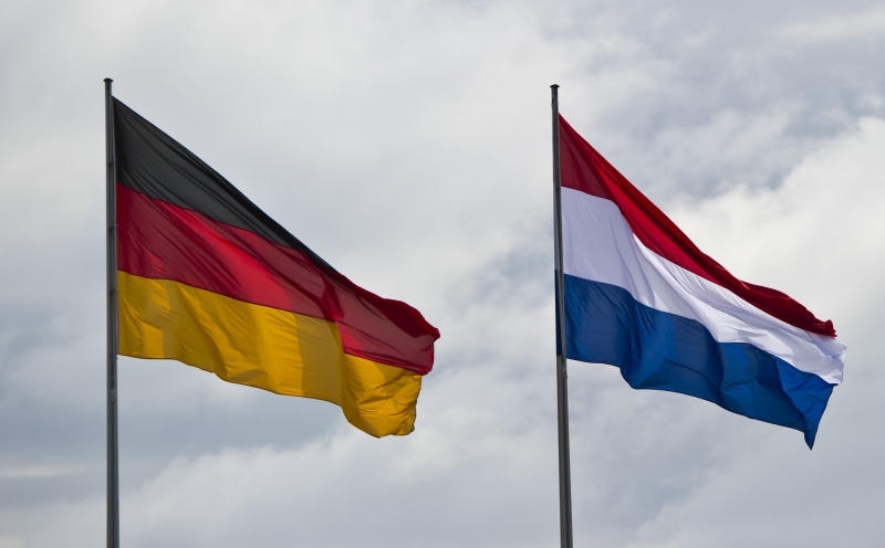 <p>ARCHIV - Die deutsche und die niederländische Flagge wehen am 03.06.2013 vor dem Bundeskanzleramt in Berlin. Am 07.06.2017 wird in Papenburg (Niedersachsen) mit einem Festakt das 40-jährige Bestehen der Ems-Dollart-Region gefeiert. (zu dpa vom 07.06.2017) Foto: Ole Spata/dpa +++(c) dpa - Bildfunk+++</p>