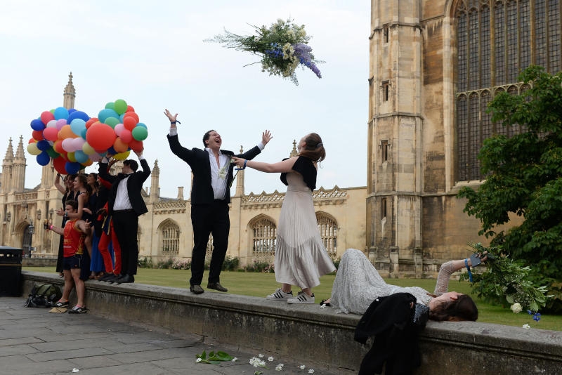 <p>Studenten sind am 20.06.2017 in Cambridge (Großbritannien) auf dem Heimweg, nachdem sie in der Nacht zuvor auf dem Mai-Ball gefeiert haben. </p>