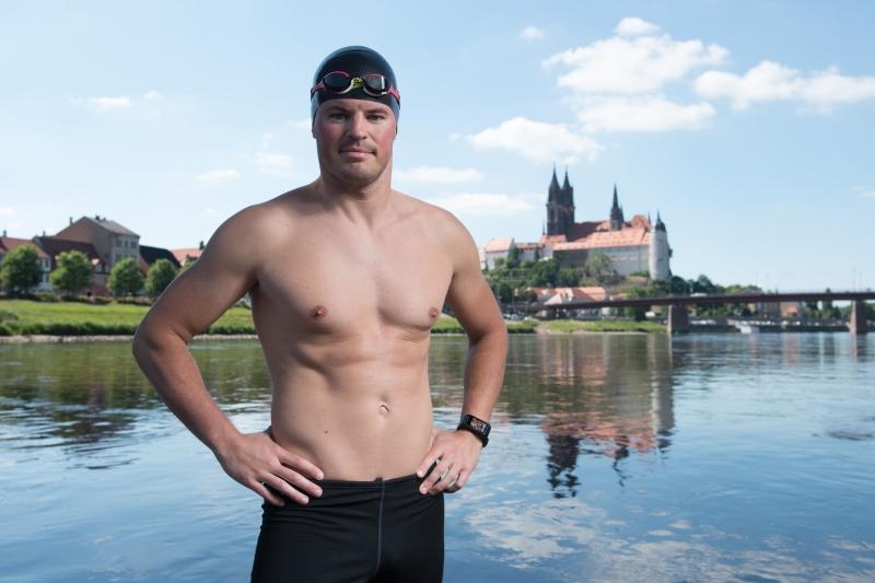 <p>Joseph Heß steht am 18.06.2017 in Meißen (Sachsen) am Rande einer Trainingseinheit in der Elbe vor der Albrechtsburg.</p>