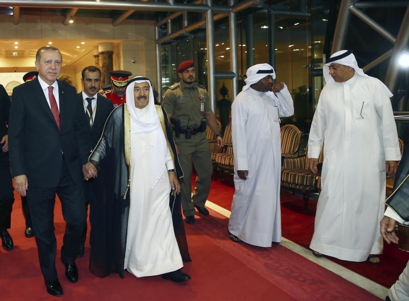 <p>HANDOUT - Der türkische Staatschef Recep Tayyip Erdogan (l) trifft am 23.07.2017 in Kuwait-Stadt Scheich Sabah Al Ahmad Al Sabah. Mitten in der Katar-Krise hält sich Erdogan zu einem zweitägien Besuch im Mittleren Osten auf. (zu dpa «Katar-Krise: Erdogan besucht Golfstaaten» vom 23.07.2017) ACHTUNG: Verwendung nur für redaktionelle Zwecke im Zusammenhang mit der aktuellen Berichterstattung und nur bei Urheber-Nennung Foto: Stf/Presidency Press Service/dpa +++(c) dpa - Bildfunk+++</p>