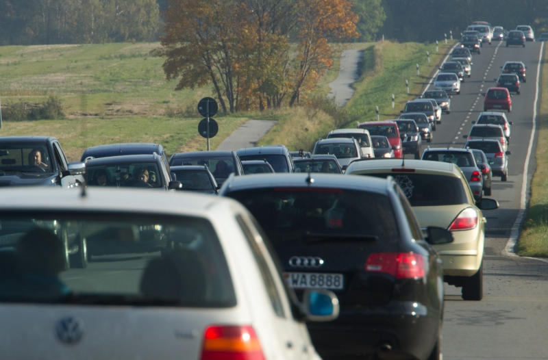 <p>ARCHIV - Vor der Peenebrücke von Wolgast auf der Insel Usedom stehen am 04.06.2010 die Autos im Stau. Nach dem Start einer Volksinitiative zur Einrichtung von Kreisverkehren auf der staugeplagten Insel Usedom lässt nun das Verkehrsministerium prüfen, welche Verkehrsknoten möglicherweise umgewandelt und entzerrt werden können. (zu dpa «Kreisverkehre auf Usedom? Verkehrsministerium prüft» vom 15.08.2017) Foto: Stefan Sauer/dpa-Zentralbild/dpa +++(c) dpa - Bildfunk+++</p>