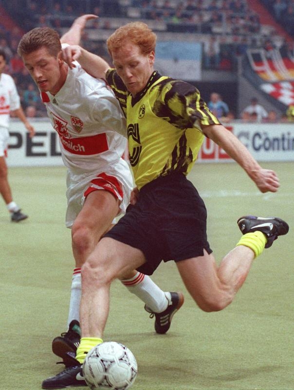 <p>ARCHIV - Matthias Sammer (r) von Borussia Dortmund inAktion am 31.01.1993 im Zweikampf mit Thomas Strunz vom VfB Stuttgart beim DFB-Hallen-Masters in der Münchner Olympiahalle. (zu dpa-Meldung: «Matthias Sammer wird am Dienstag (5.9.) 50 Jahre » vom 04.09.2017) Foto: Frank Augstein/dpa +++(c) dpa - Bildfunk+++</p>