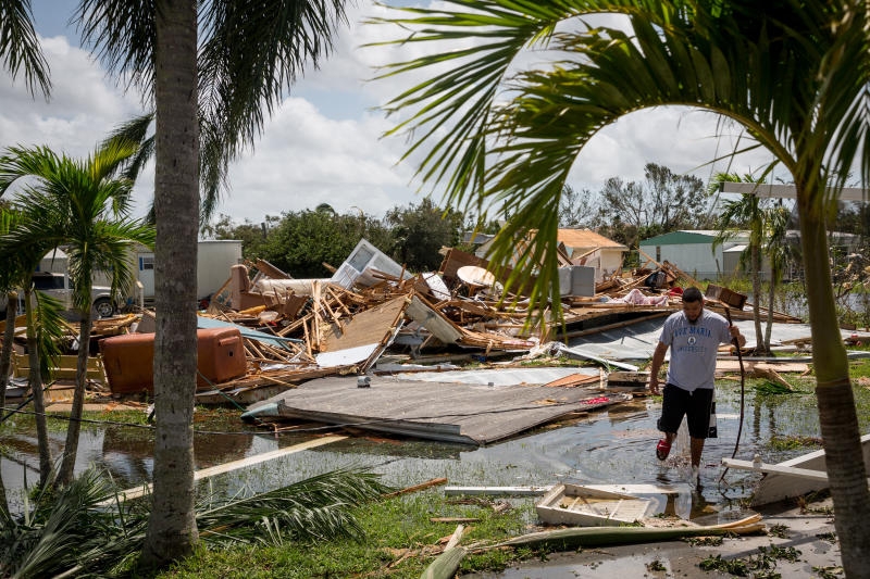 <p>Ramiro Gutierrez watet am 11.09.2017 in Collier County (USA) vor seinem zerstörten Haus. Mit Urgewalt ist Hurrikan «Irma» über Florida hinweggezogen und hat schwere Überflutungen und Sturmschäden mit sich gebracht. (zu dpa: "</p>