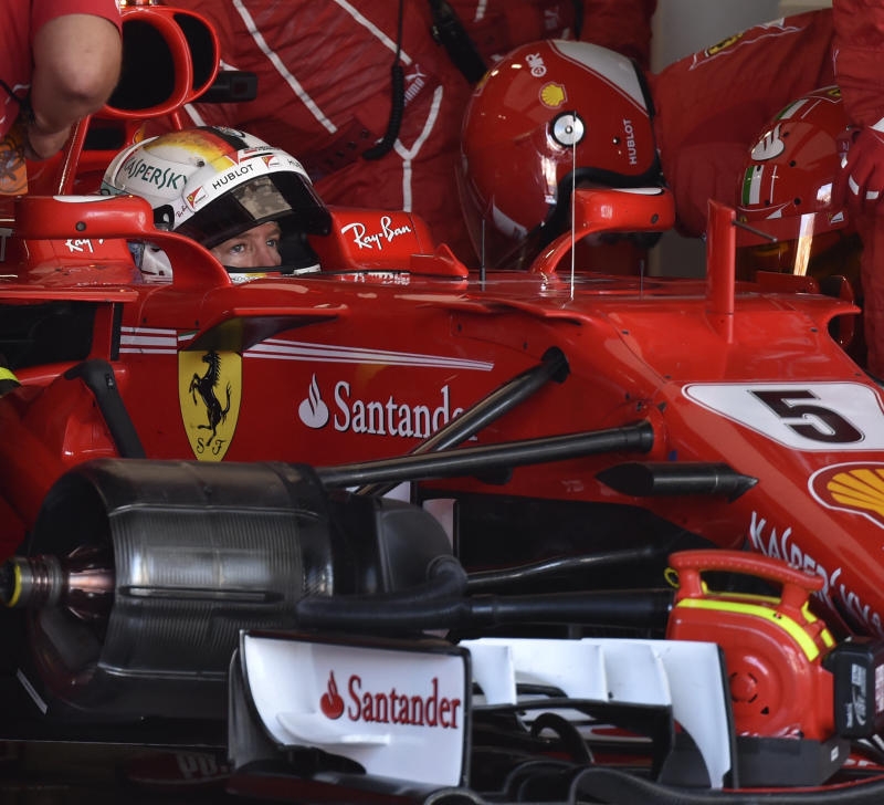 <p>Formel 1: Großer Preis von Japan am 08.10.2017 in Suzuka (Japan). Ferrari-Fahrer Sebastian Vettel aus Deutschland fährt vor Williams-Fahrer Felipe Massa aus Brasilien. Der Motor von Sebastian Vettels Rennwagen funktionierte am Sonntag nicht richtig. ACHTUNG: Dieses Bild hat dpa auch im Bildfunk gesendet. Foto: Toru Takahashi/AP/dpa +++(c) dpa - Nachrichten für Kinder+++</p>