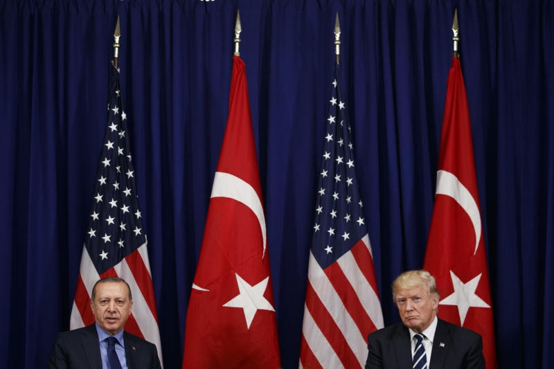 <p>ARCHIV - US-Präsident Donald Trump (r) spricht am 21.09.2017 bei einem Treffen mit Präsident Recep Tayyip Erdogan aus der Türkei im Palace Hotel am Rande der UN-Vollversammlung in New York (USA) . (zu dpa "Türkei hat elektronische Visavergabe für Amerikaner gestoppt" vom 09.10.2017) Foto: Evan Vucci/AP/dpa +++(c) dpa - Bildfunk+++</p>