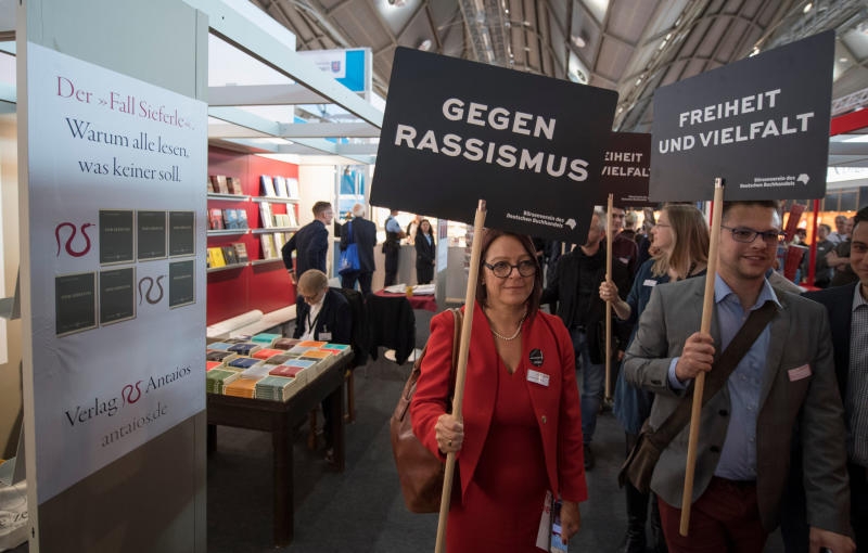 <p>Gegen Rassismus und rechtes Gedankengut demonstrieren Teilnehmer einer Kundgebung am 11.10.2017 auf der Buchmesse in Frankfurt am Main </p>