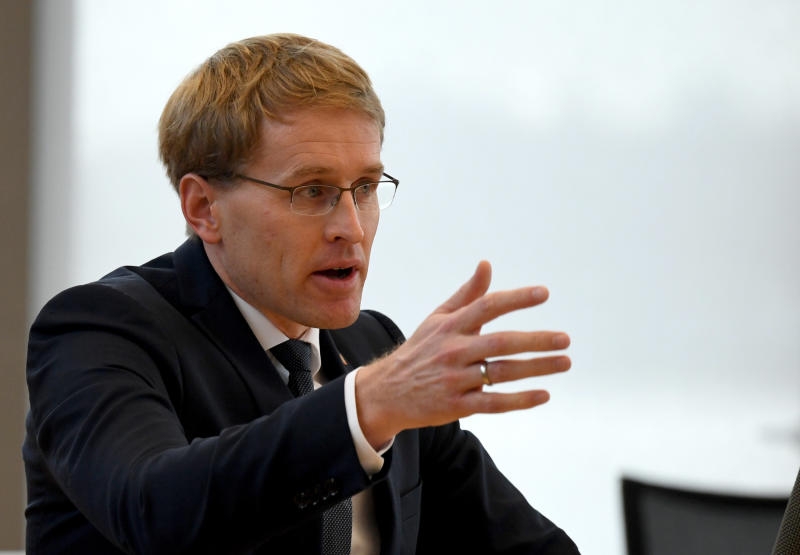 <p>Der schleswig-holsteinische Ministerpräsident Daniel Günther (CDU) spricht am 11.10.2017 bei der Landtagssitzung in Kiel</p>