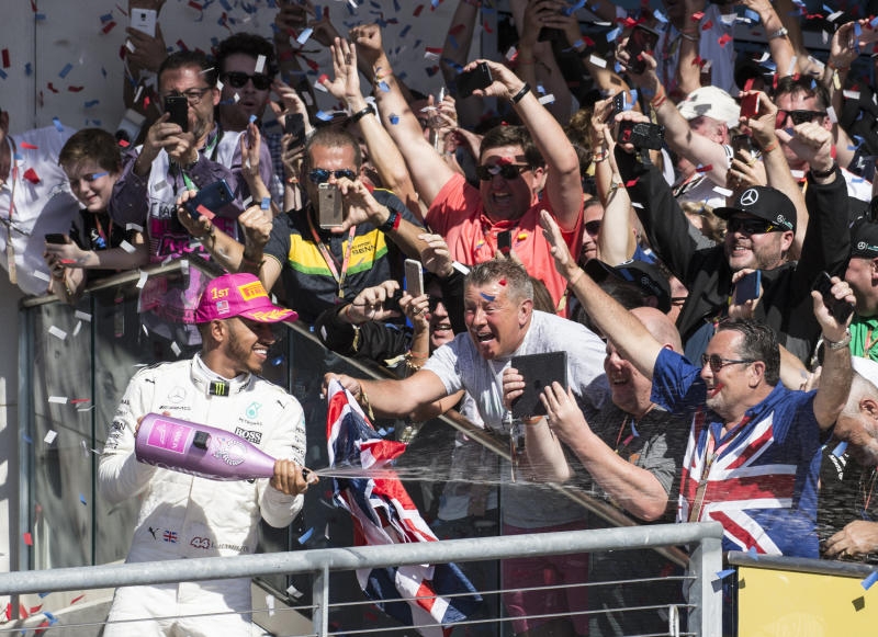 <p>Formel 1, Großer Preis der USA am 22.10.2017 in Austin (USA). Mercedes-Pilot Lewis Hamilton aus Großbritannien jubelt nach seinem Sieg. </p>