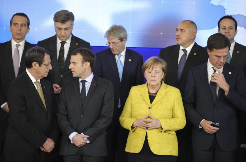 <p>dpatopbilder - Frankreichs Präsident Emmanuel Macron (r) begrüßt am 13.12.2017 die deutsche Bundeskanzlerin Angela Merkel (CDU) in La Celle Saint-Cloud (Frankreich) </p>