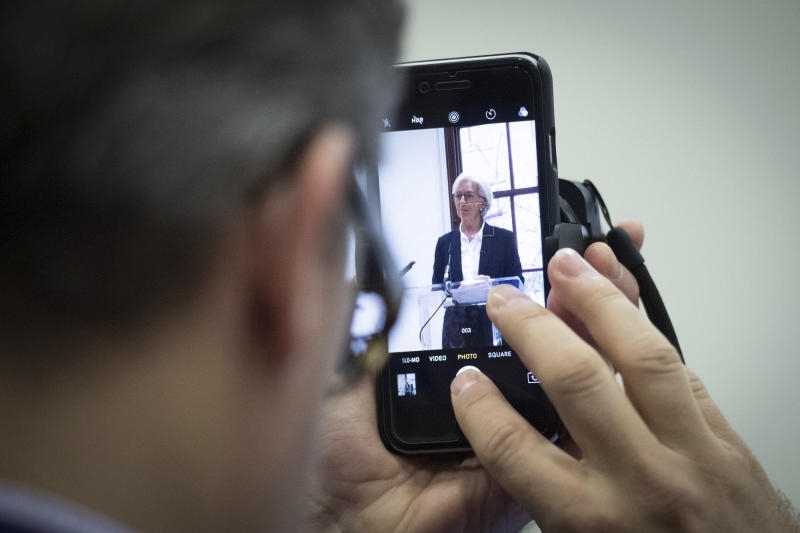 <p>Ein Mann fotografiert die Chefin des Internationalen Währungsfonds (IWF), Christine Lagarde am 20.12.2017 in London (Großbritannien) bei der Vorstellung des vorläufigen Jahresberichts zur Wirtschaftslage Großbritanniens auf einer Pressekonferenz. Der Internationale Währungsfonds hat seine Wachstumsprognose für 2017 für die britische Wirtschaft gesenkt. Die Auswirkungen des Brexits belasten die Wirtschaft trotz einer starken globalen Erholung. (zu dpa «IWF: Brexit-Verhandlungen größtes Risiko für britische Wirtschaft» vom 20.12.2017) Foto: Stefan Rousseau/Pool PA/dpa +++(c) dpa - Bildfunk+++</p>