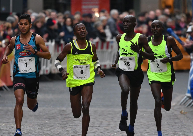 <p>Zouhair Talbi (Marokko), James Sugira (Ruanda), Elvis Chebor (Kenia) und Alfred Cherop (Kenia) (l-r) laufen beim Internationalen Silvesterlauf am 31.12.2017 in Trier (Rheinland-Pfalz) auf der Strecke. Talbi gewann den Lauf. Foto: Harald Tittel/dpa +++(c) dpa - Bildfunk+++</p>