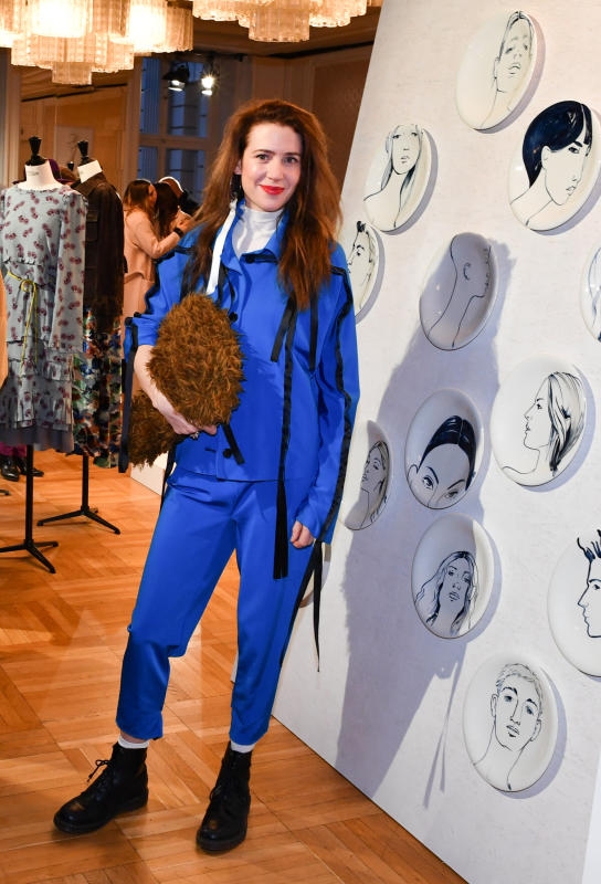 <p>Schauspielerin Annabelle Mandeng im Vordergrund am 16.01.2018 bei der Fashion Week in Berlin bei den Proben für die Präsentation einer Kollektion des Modelabels «Anja Gockel». Foto: Jörg Carstensen/dpa +++(c) dpa - Bildfunk+++</p>